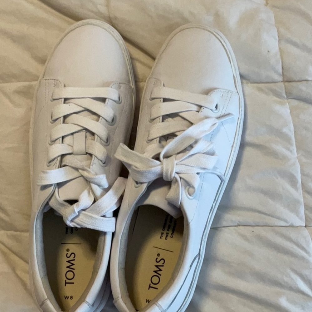 Women’s size 8 leather sneakers
